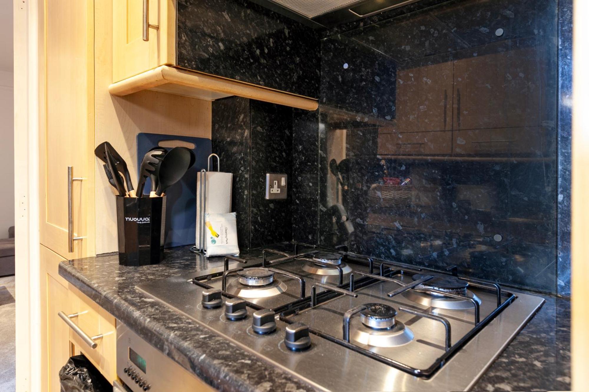 Beautiful 3 Bedroom Flat In Scott Ellis Gardens 런던 외부 사진