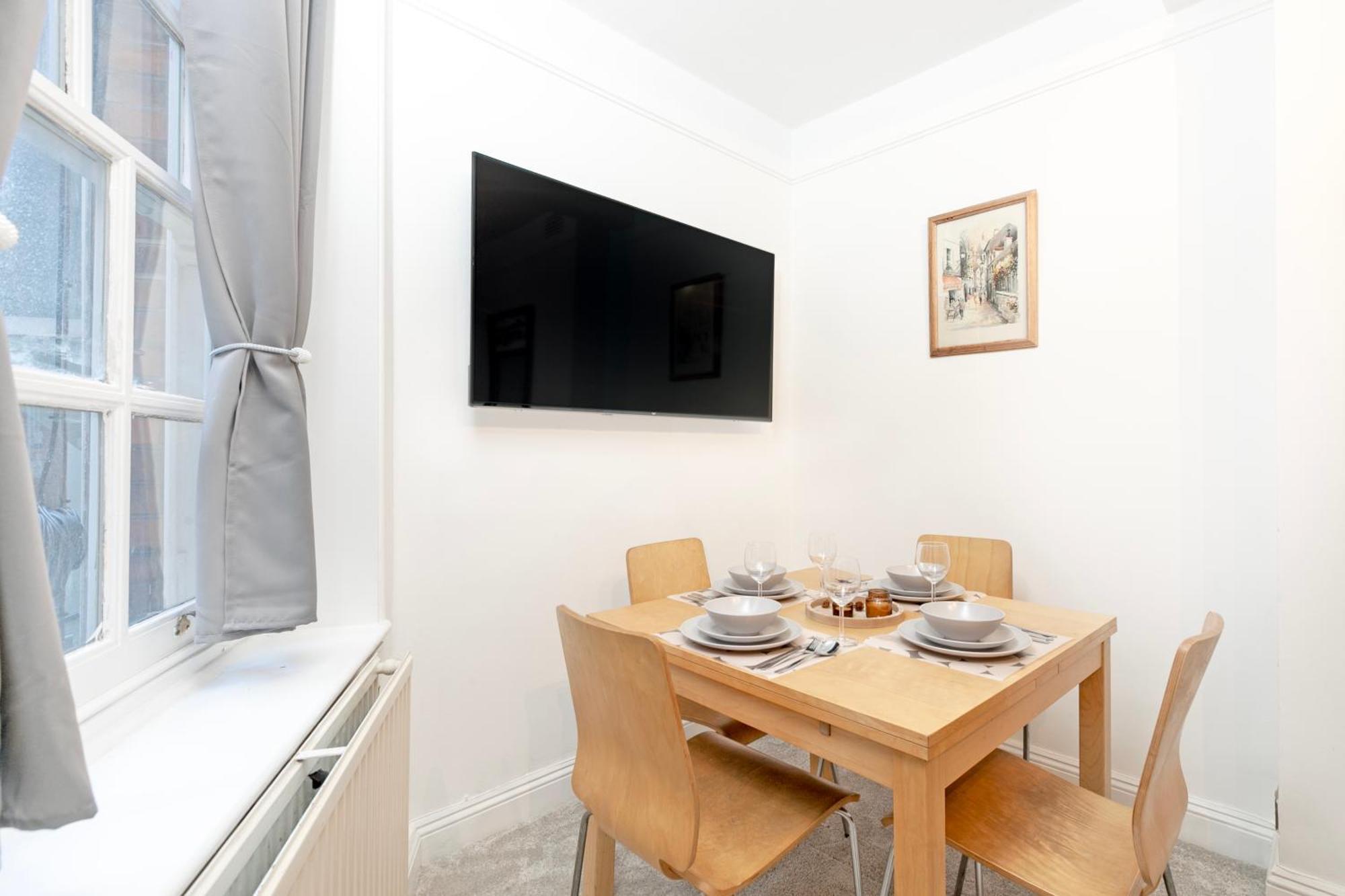 Beautiful 3 Bedroom Flat In Scott Ellis Gardens 런던 외부 사진