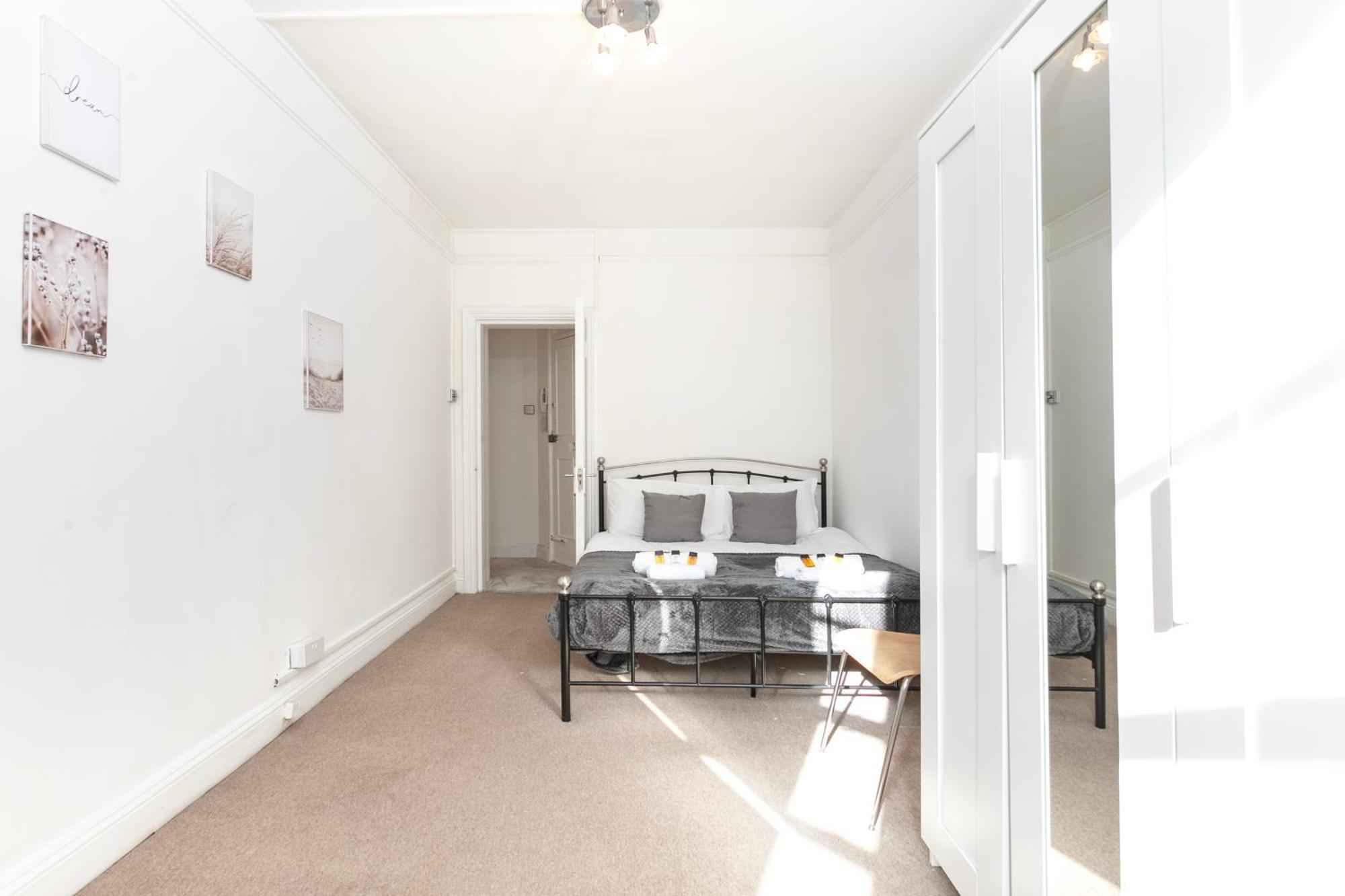Beautiful 3 Bedroom Flat In Scott Ellis Gardens 런던 외부 사진